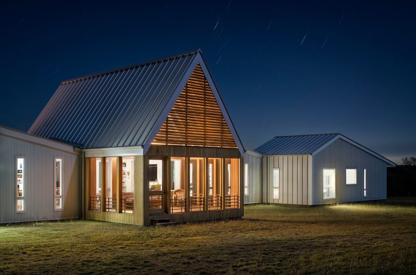 hill_country_house_miro_rivera_architects_architecture_texas_usa_dezeen_2364_col_13_852x563 (1).jpg